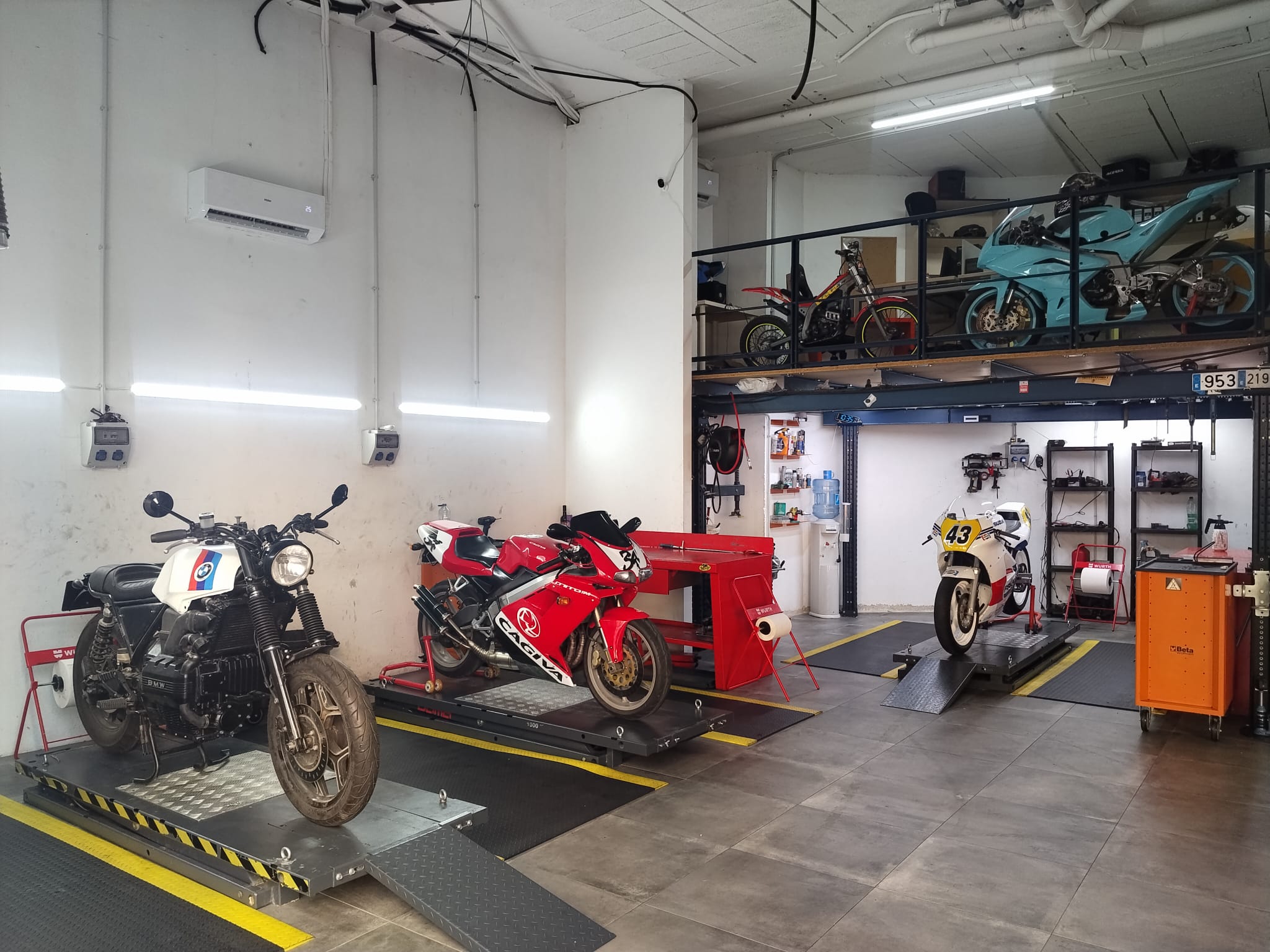 Interior del taller Magic Motos