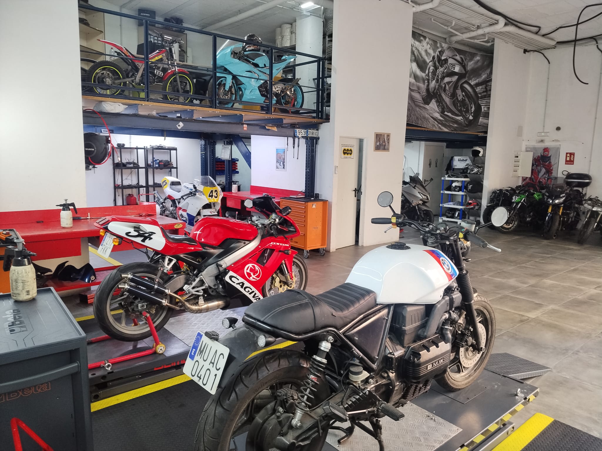 Interior del taller Magic Motos